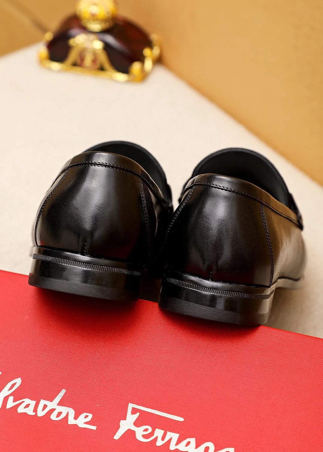 Men's shoes 💰460 💐 Product trademark: Ferragamo "Ferragamo" casual leather shoes Regular size: 38-44 (45.46🉑️customized) Product materials: Selected imported first-layer calfskin upper + luxury hardware buckle, imported water-dyed cowhide leather lining. Strong three-dimensional visual effect, original rubber outsole Color: 1⃣️color optional